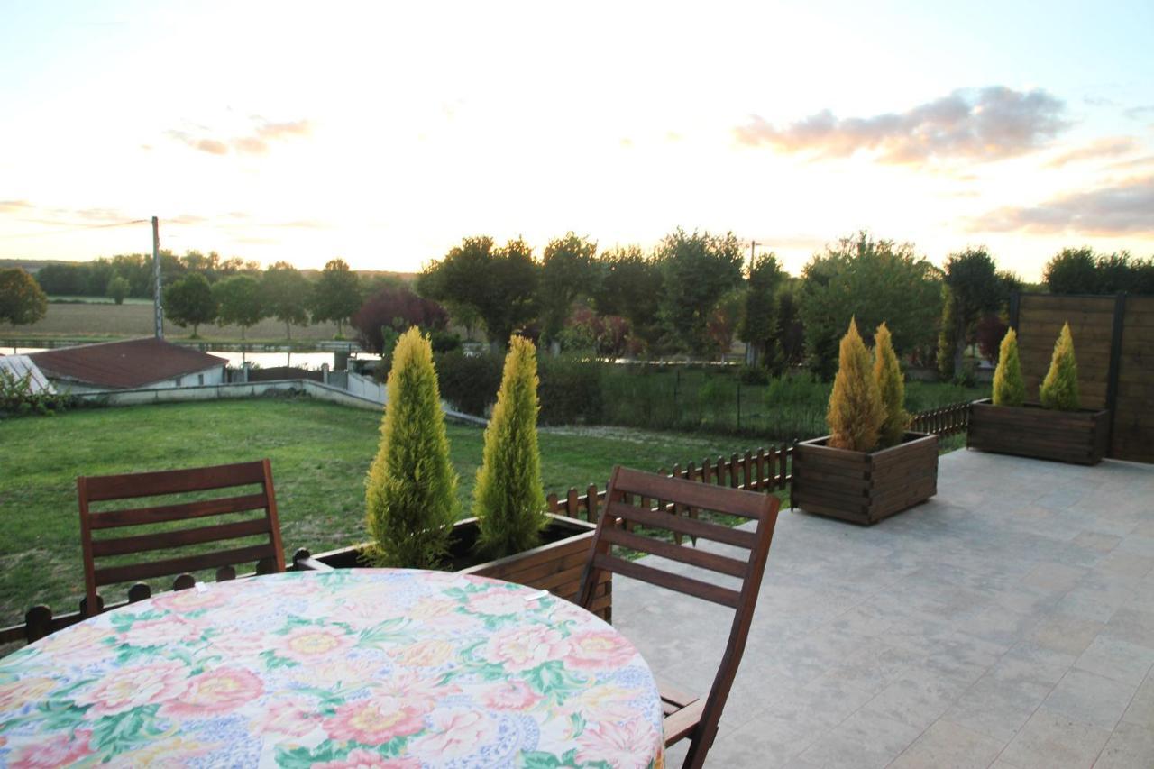 La Maison Et Son Jardin Sur Le Canal De Bourgogne Ravieres Exterior foto