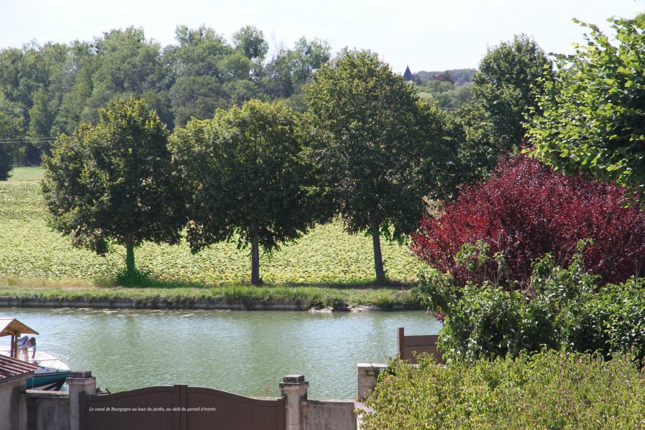 La Maison Et Son Jardin Sur Le Canal De Bourgogne Ravieres Exterior foto